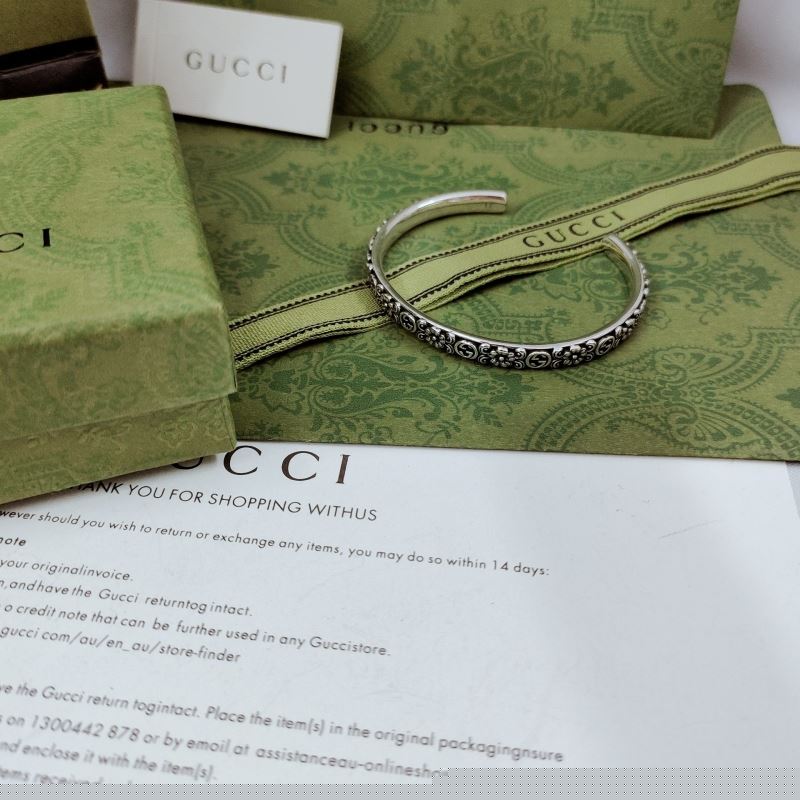 G*u*i bracelets